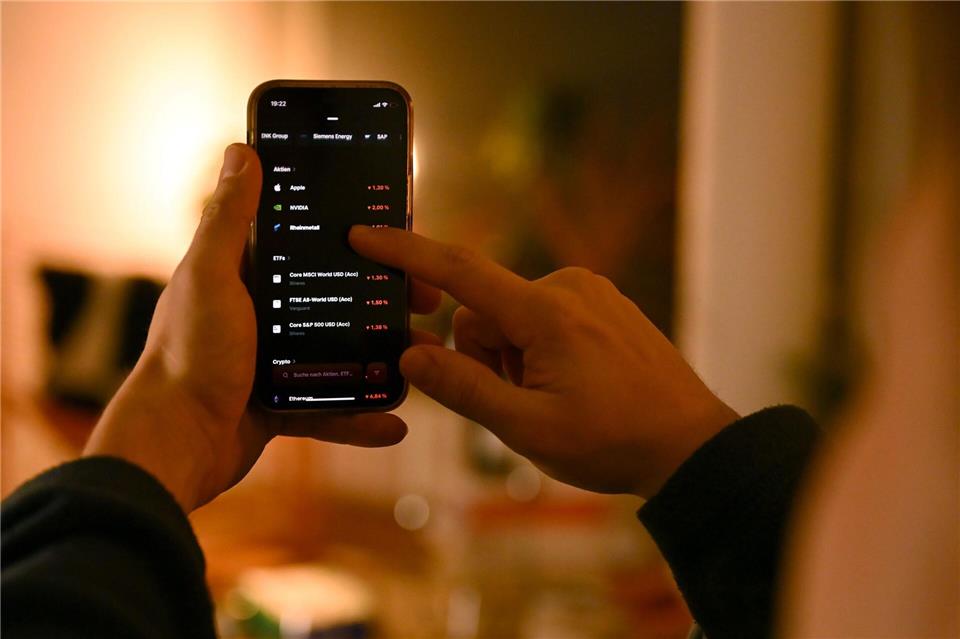 Konfetti nach dem Kauf, Challenges in der App, Echtzeit-Updates aufs Handy: Trading kann sich wie ein Spiel anfühlen.picture alliance/dpa