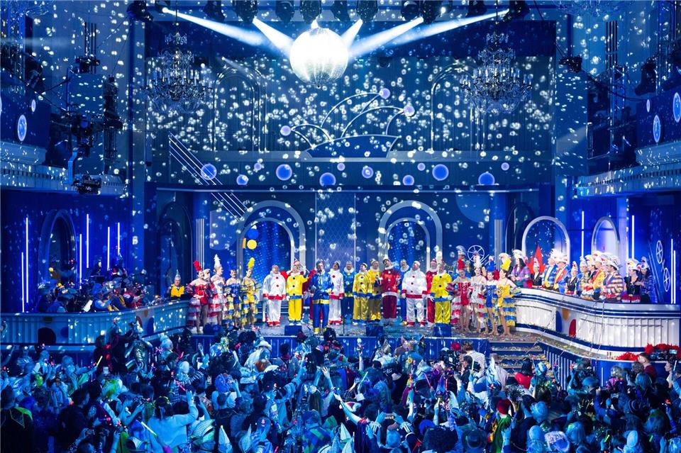 Konfetti regnet von der Decke bei der Mainzer TV-Fastnacht.Boris Roessler/dpa