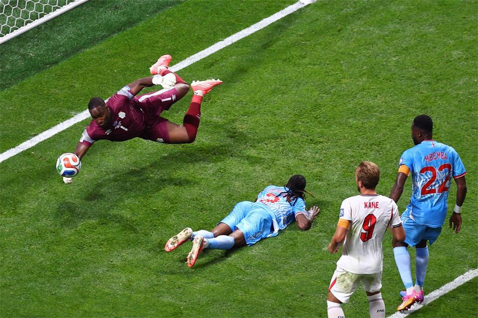 Kongos Torwart Lionel Mpasi im Duell mit den Engländern bei der WM. Colin Hubbard/AP/dpa