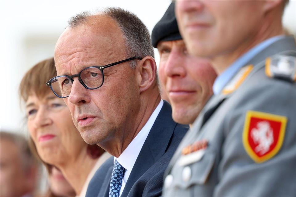 Konkrete Bedrohungen sind keine Fiktion, sondern bereits Alltag auch in Deutschland, warnt Bundeskanzler Friedrich Merz (CDU). Christoph Reichwein/dpa