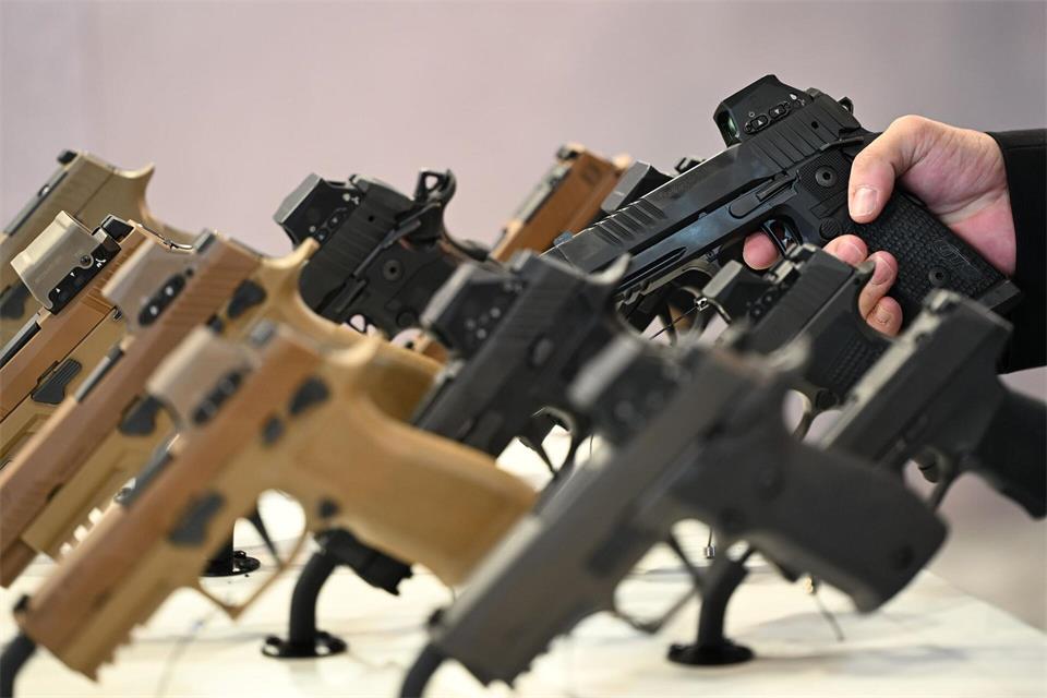 Konkurrent Sig Sauer fertigt Pistolen, die er bei der Waffenmesse Eurosatory zur Schau stellte.Wolf von Dewitz/dpa