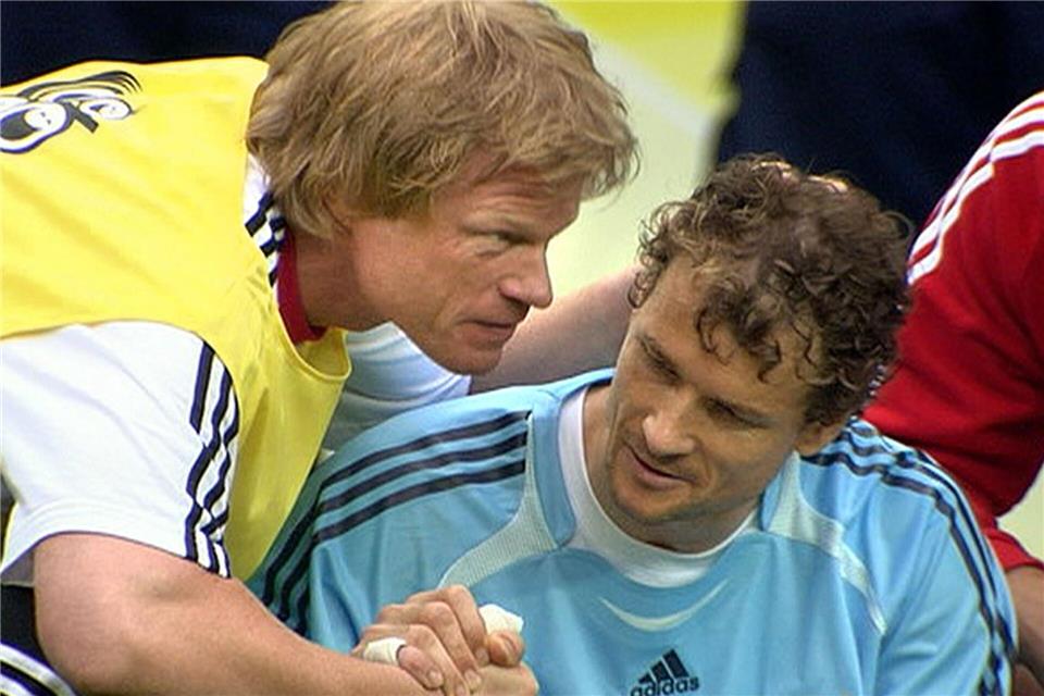 Konkurrenten vor der WM 2006: Oliver Kahn (l) und Jens Lehmann. (Archivbild)Db Wdr/WDR/dpa
