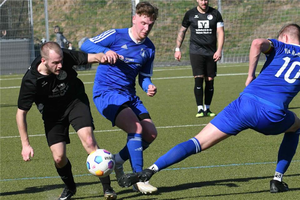 Konnte die Ramsdorfer Niederlage in Schermbeck mit seinen zwei verwandelten Strafstößen nicht verhindern: Noah Ebbing (mitte).