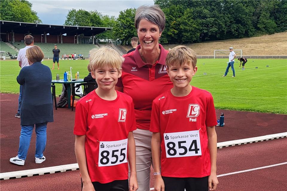 Konnte stolz auf ihr Kreismehrkampf-Duo sein: Trainerin Stefanie Nagel mit Vincent Meijerink (links) und Paul Hadder vom LC Borken.