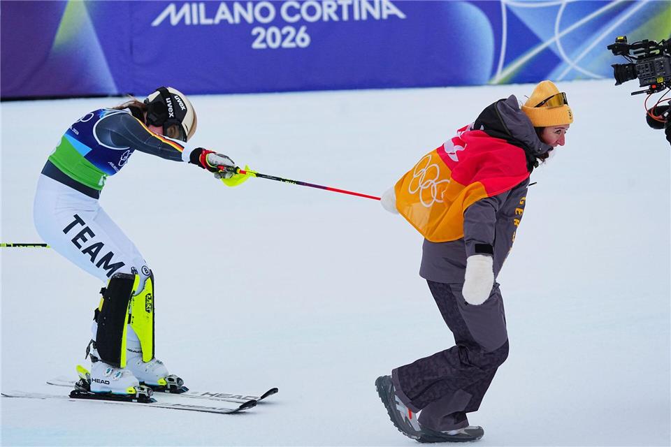 Konnten im Ziel gut Rumflachsen: Emma Aicher (links) und Kira Weidle-Winkelmann.Michael Kappeler/dpa