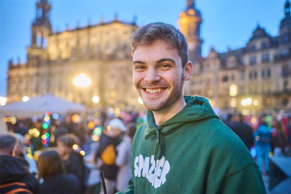 Konrad Höferth hat den Spazierclub in Dresden diesen Sommer gegründet.Robert Michael/dpa