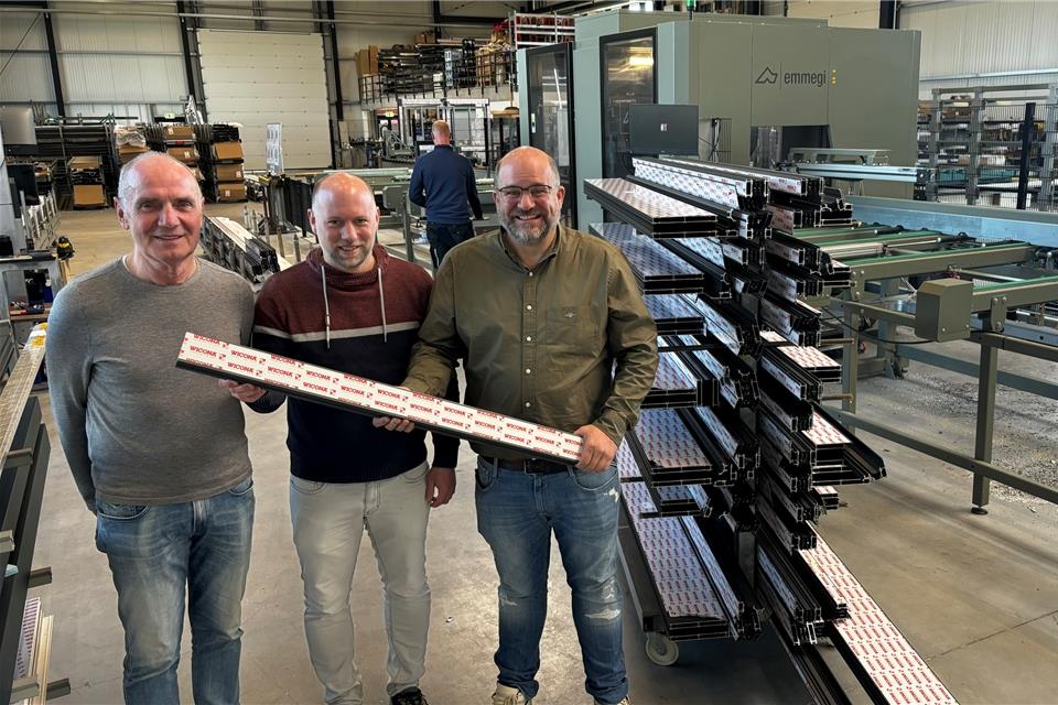 Konrad Holtschlag (von links), Jens Kreierhoff und Ralf Kreierhoff in der neuen Produktionshalle der Firma