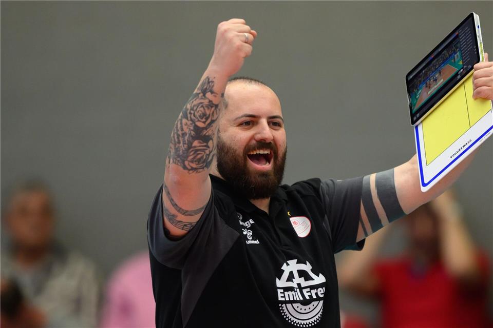 Konstantin Bitter und die Stuttgarter Volleyballerinnen stehen in der nächsten Runde.Robert Michael/dpa
