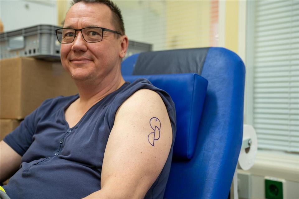 Konstantin Bolwin hat sich das Symbol der Organspende auf den Oberarm tätowieren lassen.Max Lametz/dpa