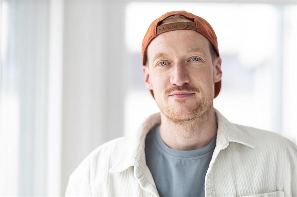 Konstantin Wagner ist Gynäkologe und Autor. Er sagt: „Unser Gehirn ist ein Organ und reagiert auf Hormone, Schlaf, Stress und unsere Lebensumstände. Gleichzeitig ist nicht jede Stimmungsschwankung hormonell und nicht jede Frau mit Erschöpfung in den Wechseljahren.“Friederike Martin/dpa-tmn