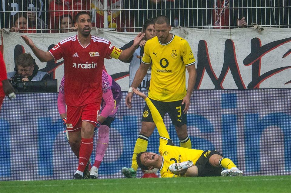 Konstantinos Karetsas wurde verletzt ausgewechselt.Julius Frick/dpa