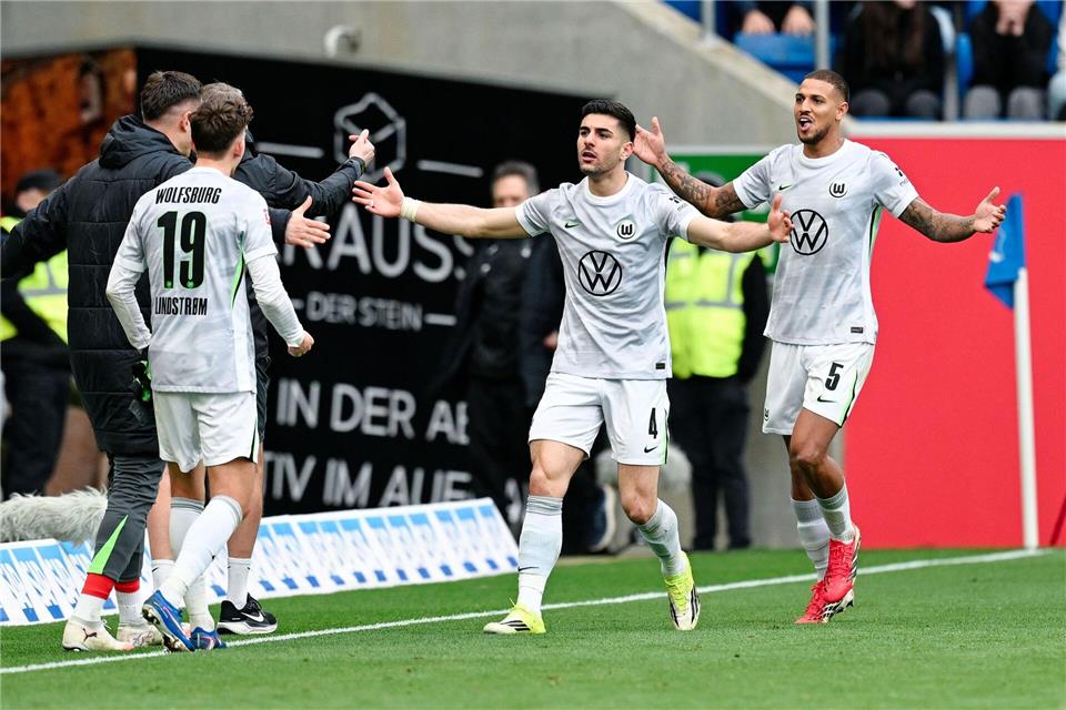 Konstantinos Koulierakis (M) freut sich über die Wolfsburger Führung.Uwe Anspach/dpa