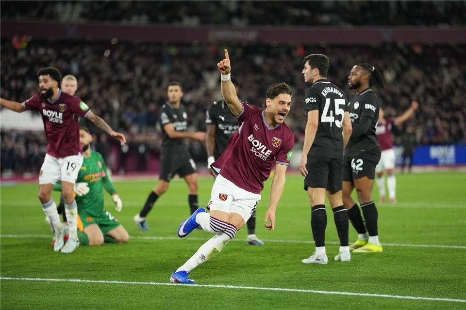 Konstantinos Mavropanos (M) von West Ham United ärgerte Man City mit seinem Tor.Dave Shopland/AP/dpa