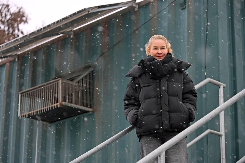 Konstanze Radke kümmert sich regelmäßig um den Taubenschlag am Bayerischen Bahnhof in Leipzig. Jennifer Brückner/dpa