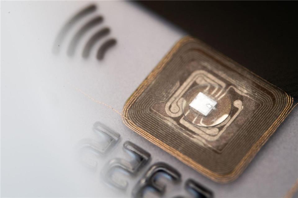 Kontaktloses Zahlen: NFC-Chips in Karten und Geräten ermöglichen schnelle Transaktionen.Lino Mirgeler/dpa/dpa-tmn