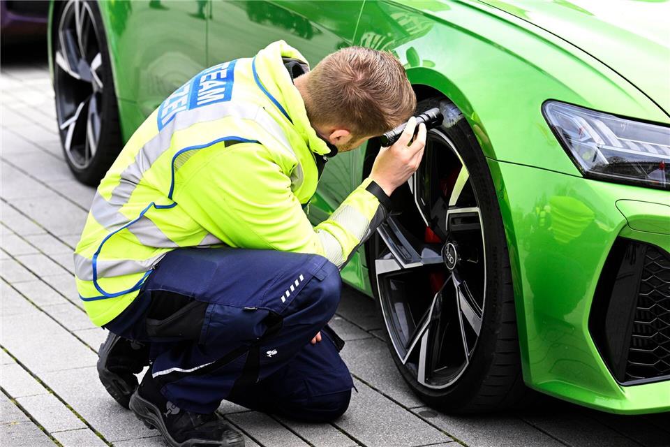 Kontrollen gab es am Freitag auch in Düsseldorf auf der Königsallee.Roberto Pfeil/dpa