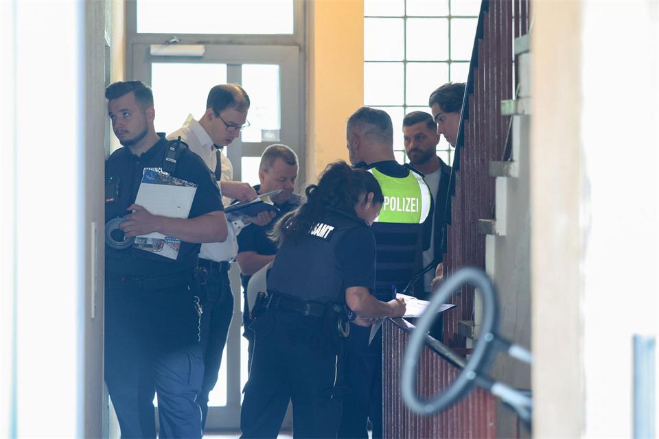 Kontrollen in Problemimmobilien: Behörden und Polizei suchen wieder nach Mietwucher und Sozialbetrug. (Archivbild) ---/dpa