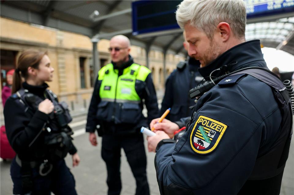 Kontrollgang der „Quattro-Streife“ am Hauptbahnhof in Halle. Jan Woitas/dpa