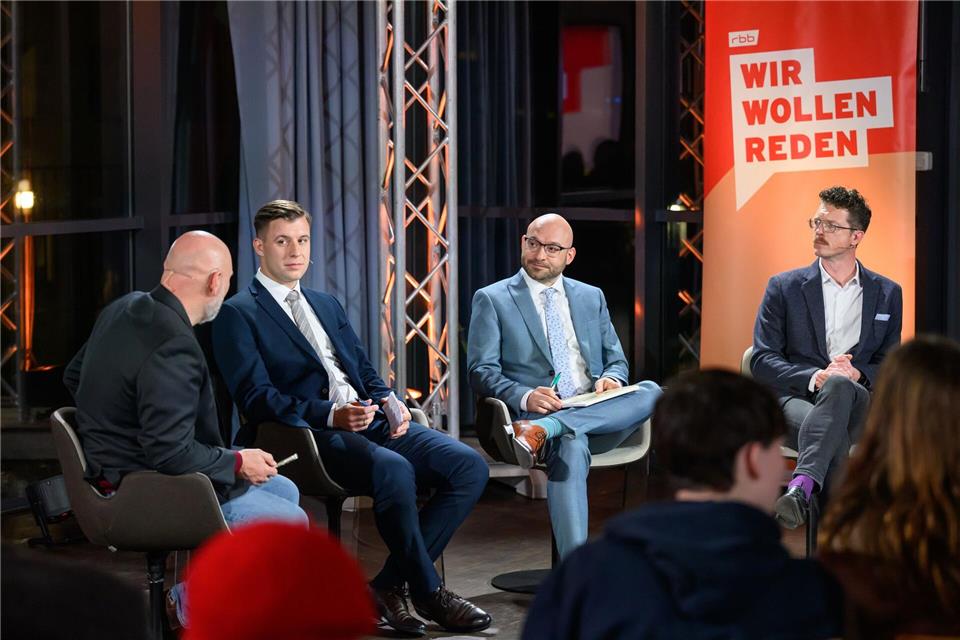 Kontroverse Debatte im RBB-Livetalk „Wir wollen reden“ in Bad Freienwalde zum Erstarken der AfD.Patrick Pleul/dpa