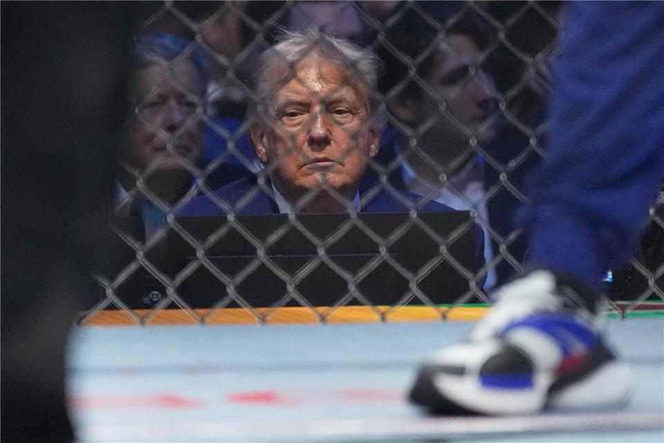 Konzentriert scheint US-Präsident Donald Trump einen Kampf bei den  UFC Freedom 250 zu verfolgenAlex Brandon/AP Pool photo/dpa