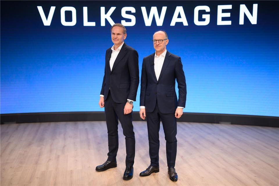 Konzernchef Oliver Blume (l.) präsentiert zusammen mit seinem Finanzvorstand Arno Antlitz die Zahlen fürs erste Halbjahr. (Archivfoto)Julian Stratenschulte/dpa