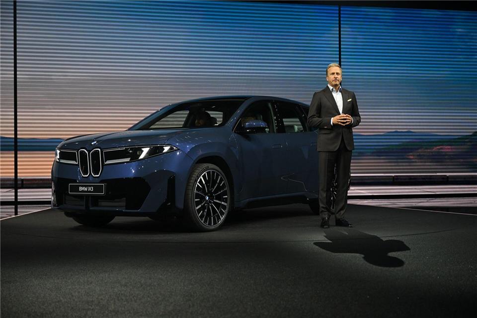 Konzernchef Oliver Zipse greift bei der Vorstellung des BMW iX3 zu Superlativen.Sven Hoppe/