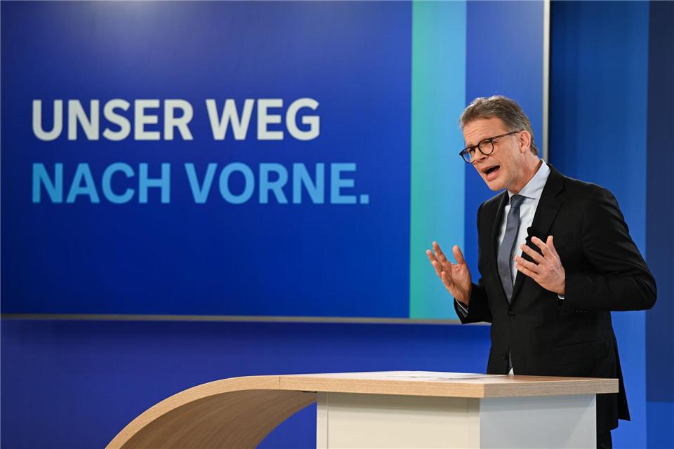 Deutsche Bank überrascht mit Rekordgewinn im Sommer  Konzernchef Sewing will die Rendite deutlich steigern. (Archivbild)Arne Dedert/dpa