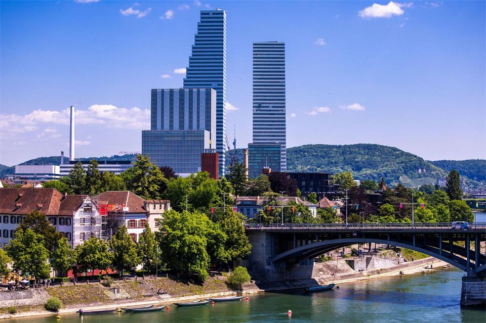 Konzernsitz von Roche in Basel: Das Unternehmen steigerte den Umsatz in den ersten drei Quartalen. (Archivbild)Jens Büttner/dpa
