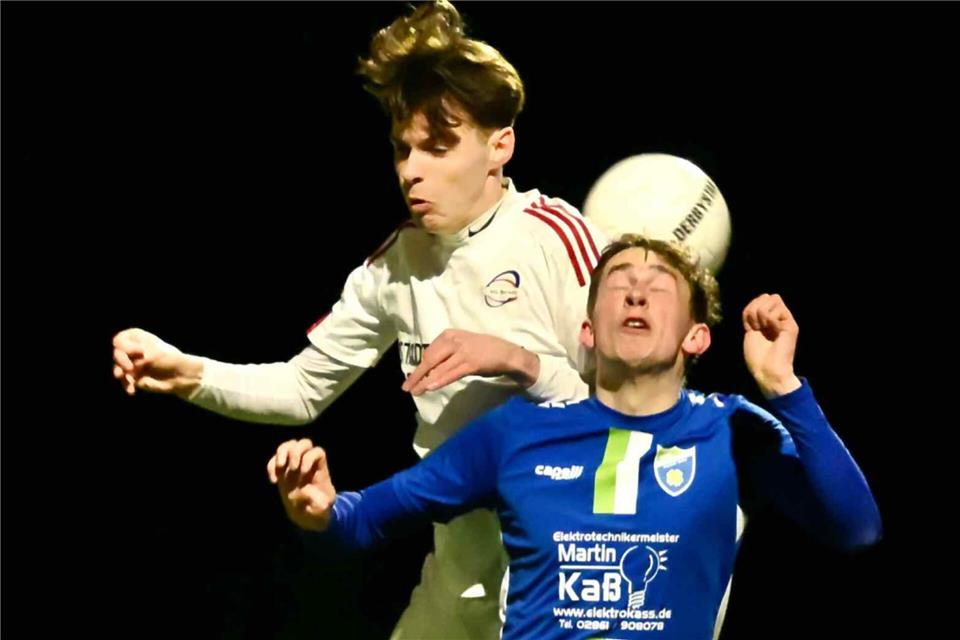 Kopfballduell beim Flutlichtspiel: Ben Robers (vorne), Torschütze zum späten 2:3 für den RSV Borken II, und Thilo Reining von der SG Borken schenken sich nichts.