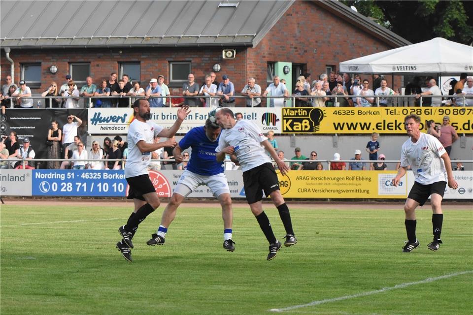 Über 1200 Zuschauer sehen die Schalker Traditionself gegen die „Turmkicker“  Kopfballduell vor großer Kulisse in der Netgo-Arena der SG Borken: Die „Turmkicker“ schenkten den Knappen (hier mit Mittelstürmer Thomas Kerwer) nichts.