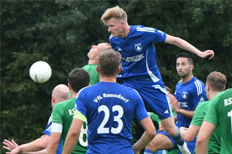 Kopfballstark, dynamisch, schwer zu verteidigen: Bastian Bone (Mitte) hat für den VfL Ramsdorf 37 Saisontore erzielt und sich damit den BZ-Torjägerpokal gesichert.