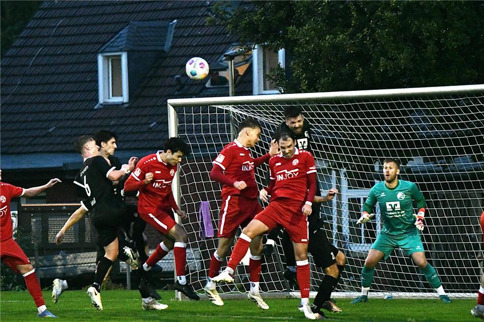 Kopfballstarker Kapitän: Kudret Kanoglu rettet gegen Schermbeck, rechts Torwart Maik Ewering.
