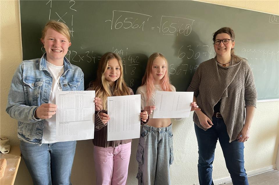 Kopfrechen-AG-Leiterin Dinah Spring freut sich über den Erfolg ihrer Schülerinnen Anna Sicking, Lisa-Marie Mecking und Lina Madeline Brüninghoff (von rechts).