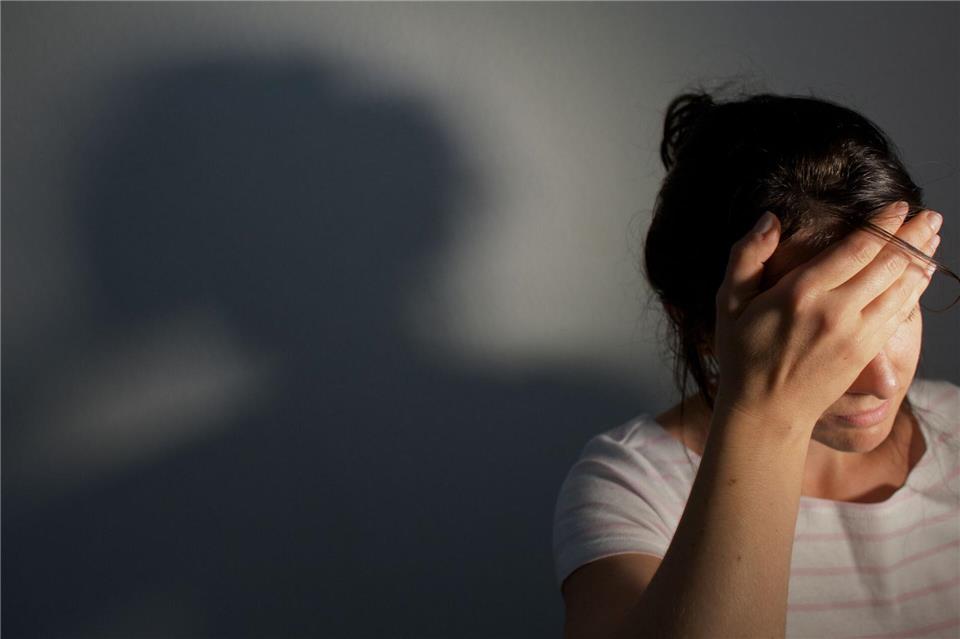 Kopfschmerzen, Lichtempfindlichkeit oder Bewusstseinsstörungen können unter anderem ein Anzeichen für eine Hirnhautentzündung sein.picture alliance/dpa