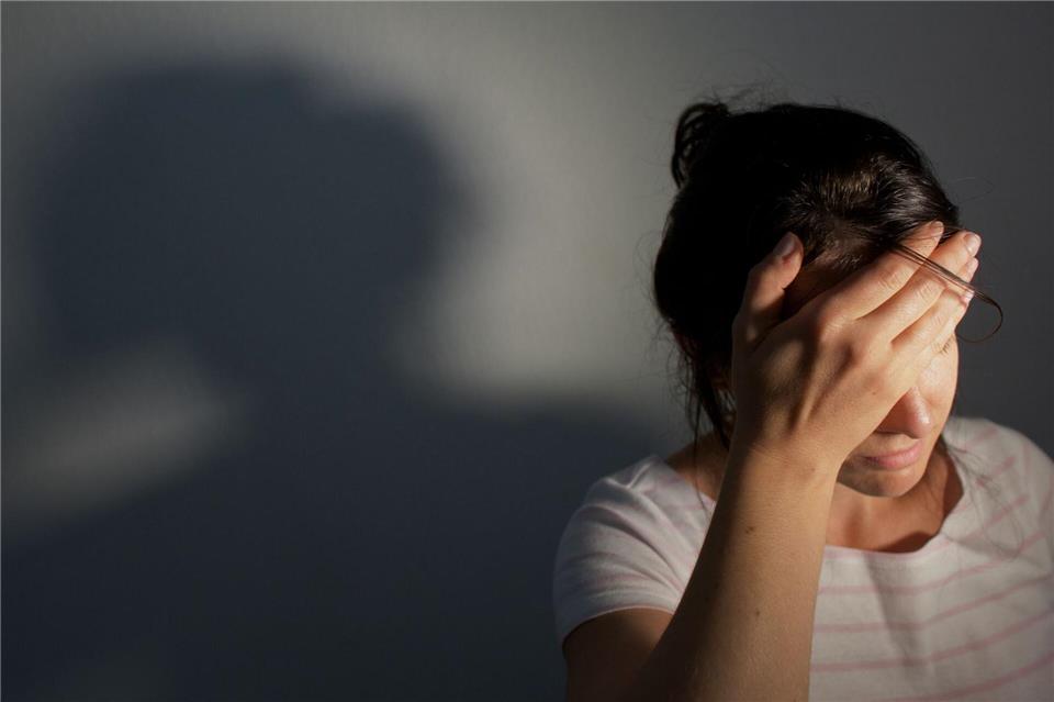 Kopfschmerzen, Lichtempfindlichkeit oder Bewusstseinsstörungen können unter anderem ein Anzeichen für eine Hirnhautentzündung sein.picture alliance/dpa