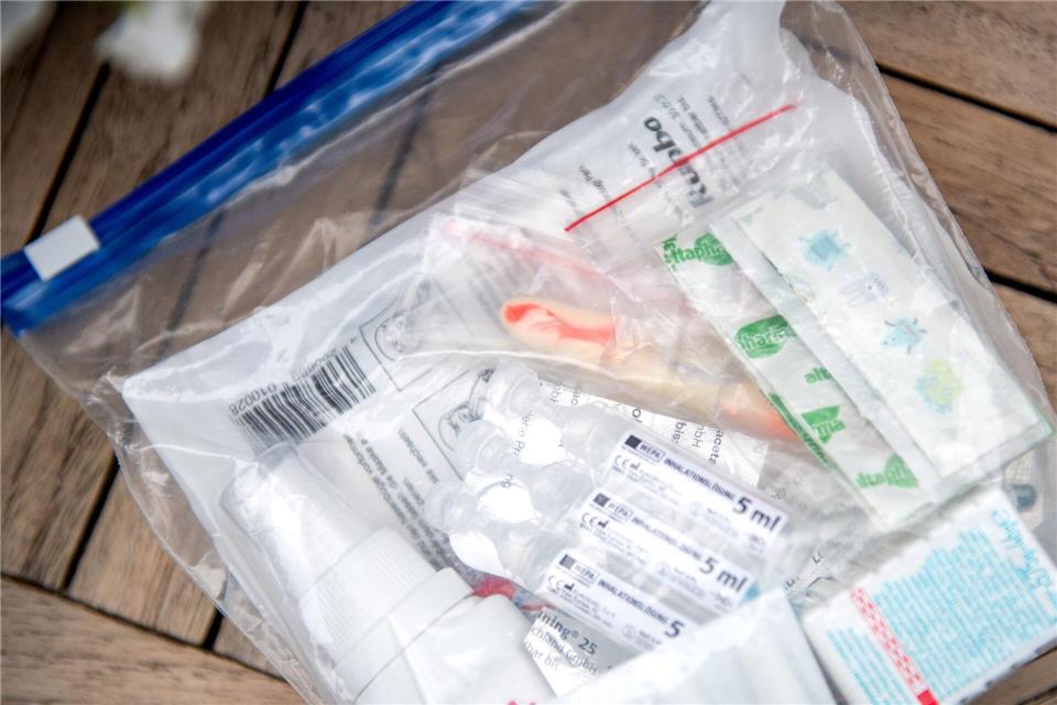 Kopfweh? Durchfall? Entzündete Mückenstiche? Viele Leiden auf Reisen lassen sich mit einer guten bestückten Reiseapotheke in den Griff bekommen.picture alliance/dpa/dpa-tmn