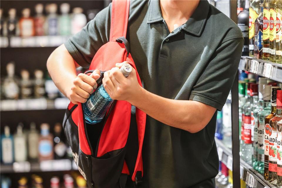 Kosmetika, Lebensmittel, Getränke, Kleidung, Alkohol, Tabak sind bei Ladendieben besonders begehrt. (Symbolfoto)Oliver Berg/dpa