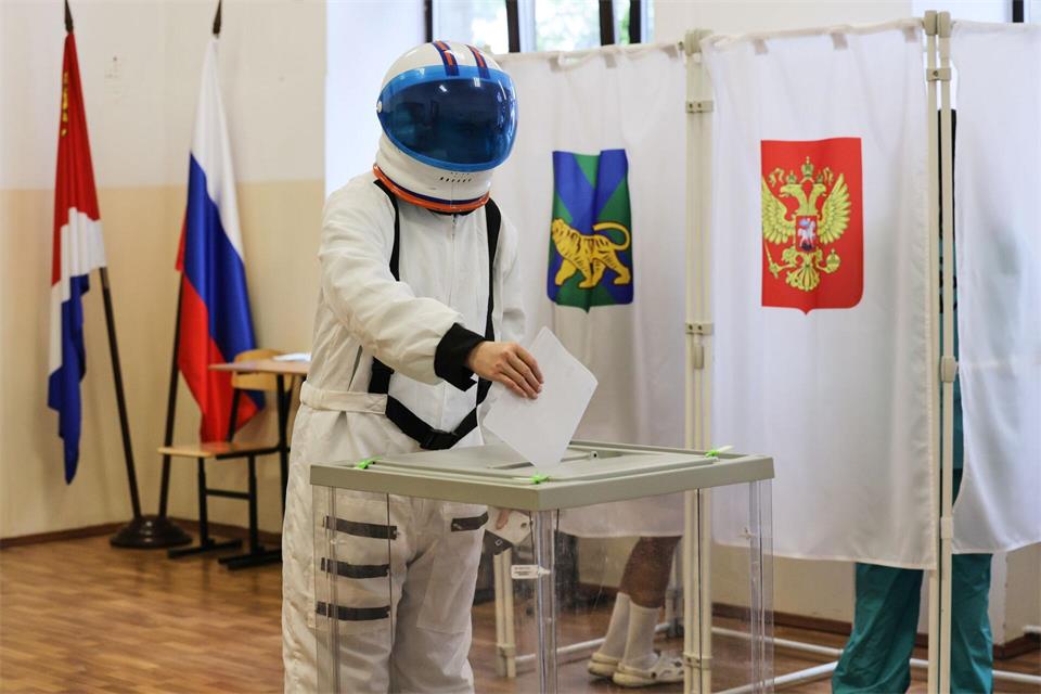 Kosmonaut im Wahllokal: Mann gibt Stimme bei Parlamentswahl in Russland abUncredited/AP/dpa