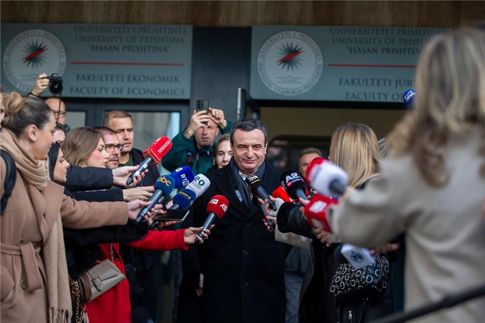 Kosovos Ministerpräsident Kurti sichert sich bei der Neuwahl in seinem Land ein weiteres Regierungsmandat. Visar Kryeziu/AP/dpa