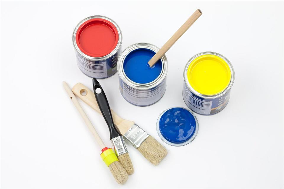 Kostengünstige Alternative zur Fliesensanierung: Spezielle Fliesenlacke ermöglichen es, alte Fliesen zu überstreichen und sparen dabei Zeit, Aufwand und Kosten.Kai Remmers/dpa-tmn