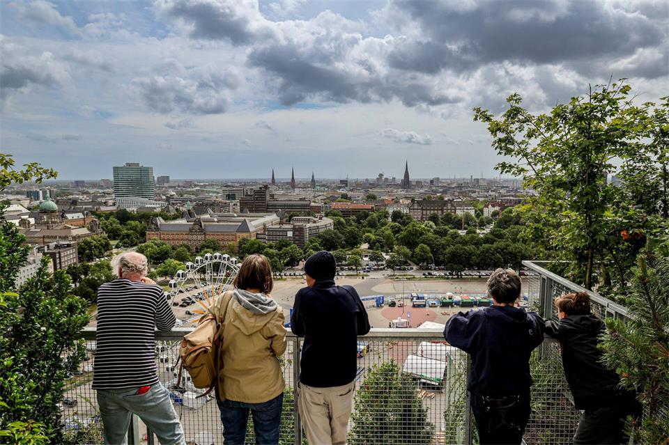 Kostenlos und Rundum-Blick in 58 Metern Höhe: der grüne Bunker auf den Heiligengeistfeld. (Archivbild)Ulrich Perrey/dpa