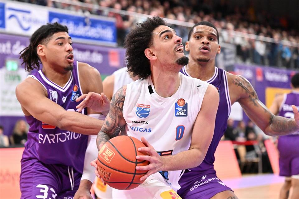 Kostja Mushidi (v) hat mit 20 Punkten zum souveränen Einzug der Weißenfelser Basketballer in die zweite Runde des BBL-Pokals beigetragen. Swen Pförtner/dpa
