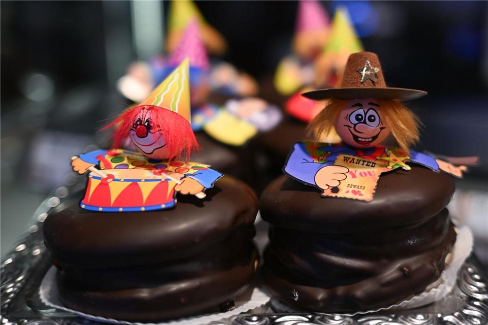 Kostüme mit Augenmaß wählen. (Archivbild)Arne Dedert/dpa