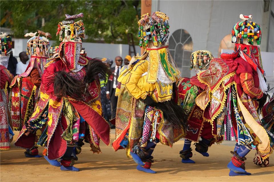Kostümierte Menschen treten beim jährlichen Maskenfest in Porto-Novo, Benin, auf.Sunday Alamba/AP/dpa