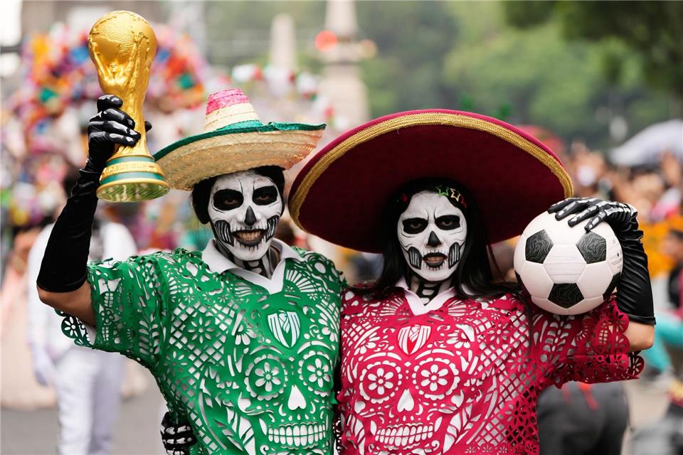 Kostümierte bei WM-Parade in Mexiko-StadtRicardo Mazalan/AP/dpa