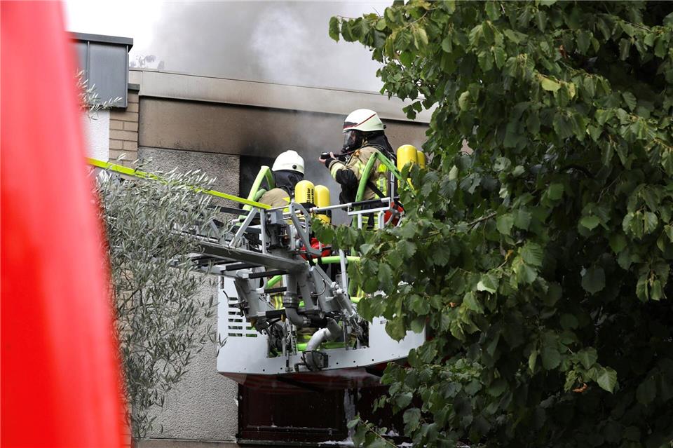 Kräfte der Feuerwehr im Einsatz bei dem Brand. Eine Frau wurde lebensgefährlich verletzt aus dem brennenden Wohnhaus gerettet.Jan Ohmen/dpa