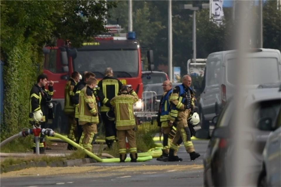 Kräfte der Feuerwehr sind im Einsatz bei einem Brand in einem Chemieunternehmen.