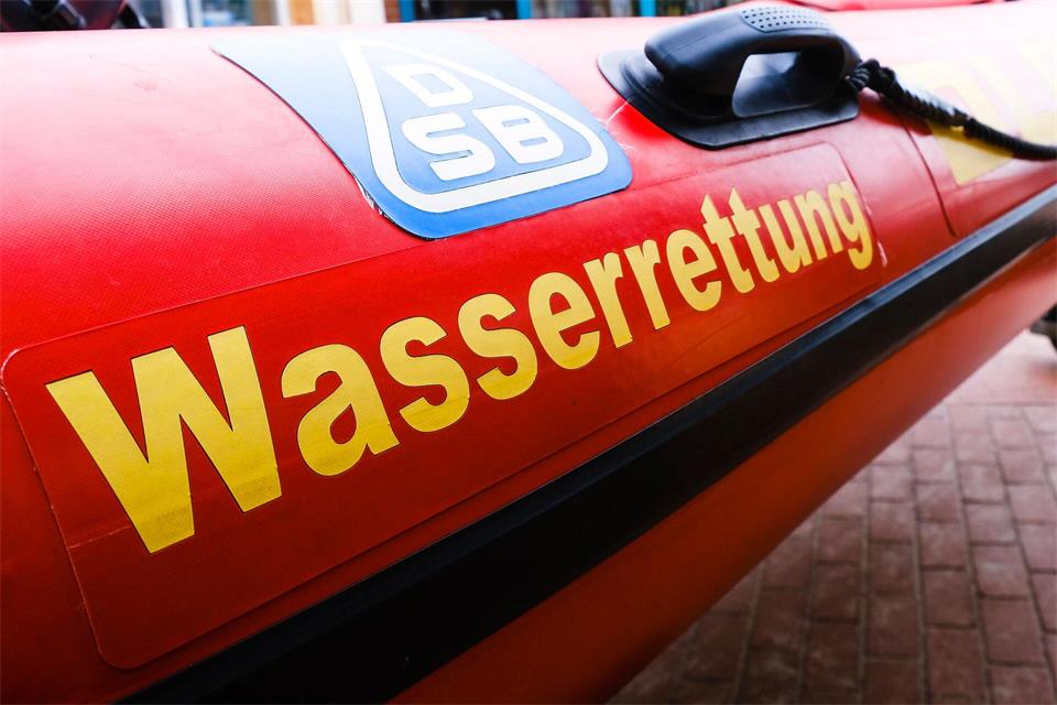 Kräfte der Wasserrettung brachten die leblose Frau ans Ufer. (Symbolbild)Frank Molter/dpa