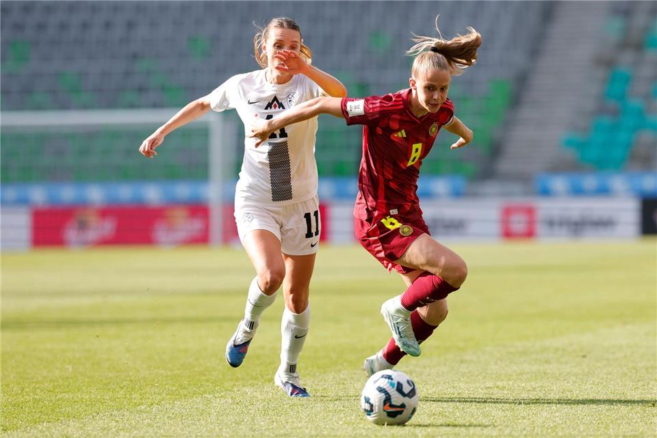 Kräftig rotiert: Vivien Endemann (r) war eine von acht neuen Spielerinnen in der deutschen Startelf.Ales Fevzer/dpa