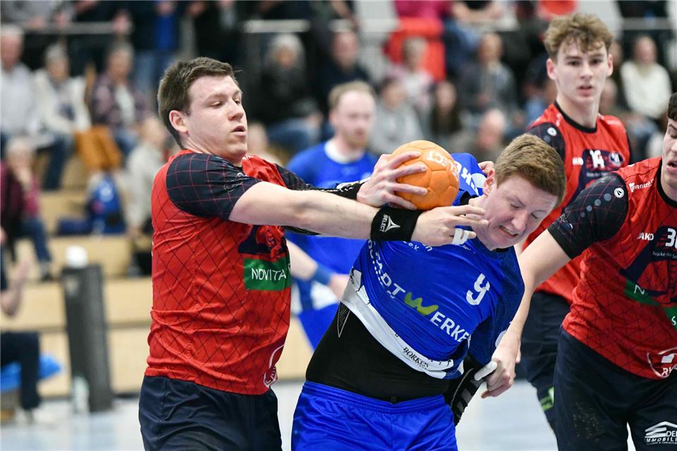 Kräftig zugepackt: Rheinhausens Routinier Jonas Tom Rennings kompromisslos gegen Borkens Steffen Wienand (9).